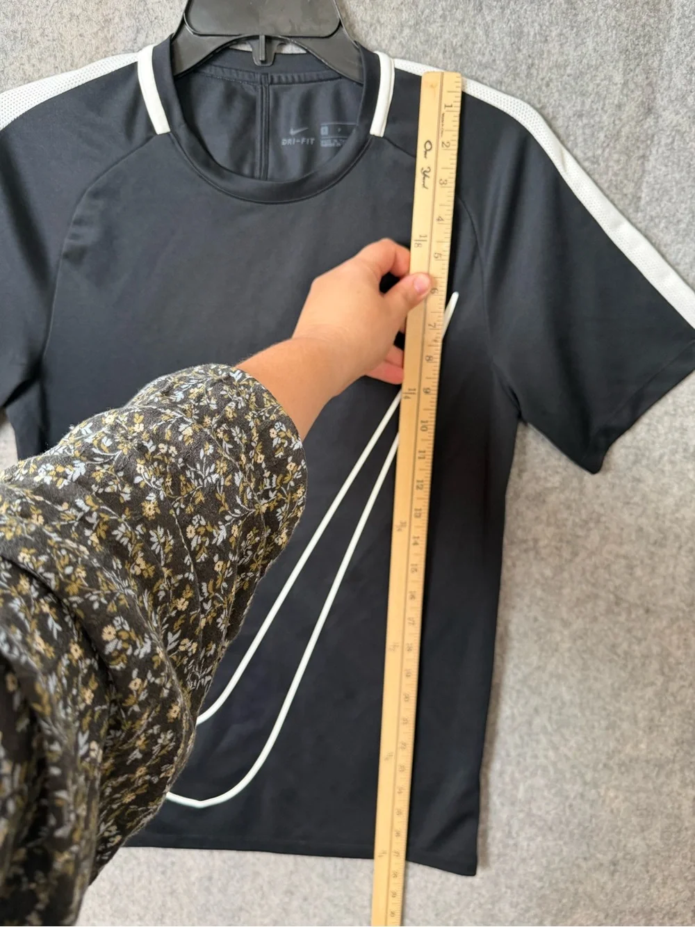 Nike Dri-Fit Men Small Black Athletic Tee with White Swoosh
